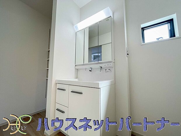 【洗面台・洗面所】家の中でも特にプライベートスペースとなる洗面所は、洗濯場所と浴室を同じ空間でまとめております。小窓を設置しておりますので、熱気などが籠りやすい空間でちょっとした空気の入れ替えを。