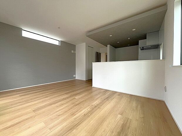 カラーのアクセントクロスを採用しています。お部屋ごとに印象が変わり、普段の生活に変化を与えてくれる、お洒落な工夫です。カーテンを選ぶのが楽しくなりますね。