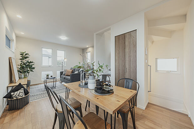 【施工例】全居室に収納付き。室内の壁には漆喰、フローリングには天然木を採用するなど暮らしにやさしく仕上げています。それぞれの家庭のそれぞれの生活スタイルに合った、快適で楽しい暮らしを叶えます♪