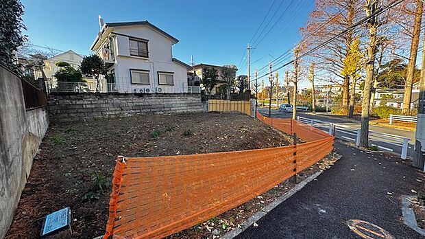 陽光が注ぐ広々とした敷地。空が大きく感じます。閑静な住宅街に佇む一画、是非現地の確認をしてみてください。将来の新生活のイメージが湧いてくるかと思います。現地(2025年12月15日)