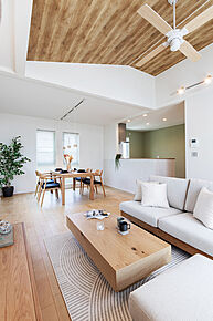 ＬＤＫは17帖以上。天井の高さから得られる解放感や大きな窓からの採光が魅力です。2階リビングのメリットのひとつは陽当たりが良いこと！プライバシーも保たれ、やわらかな陽光が隅々まで届きます。冬でも2階リビングにいると暖かいです。 