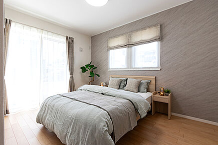 室内の一部、一面のみカラーのアクセントクロスを採用しています。壁紙が全て同色であるときよりもメリハリが生まれ、部屋全体を広く見せる効果も期待できます。白一色の単調になりがちなお部屋もおしゃれ感が格段にアップ。同時にインテリアも楽しめます。色や柄を加えることでお部屋ごとに印象が変わり、普段の生活に変化を与えてくれる、お洒落な工夫。リラクゼーション効果を高めるグリーンや、落ち着いた印象を与え空間に馴染みやすいグレー系など、視覚的効果は多彩。どんなカーテンを合わせるのかも楽しくなりますね。 