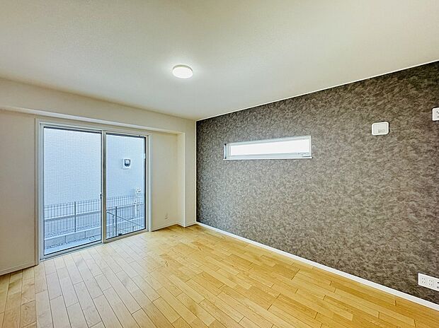 【-】室内の一部、一面のみカラーのアクセントクロスを採用しています。壁紙が全て同色であるときよりもメリハリが生まれ、部屋全体を広く見せる効果も期待できます。白一色の単調になりがちなお部屋もおしゃれ感が格段にアップ。同時にインテリアも楽しめます。色や柄を加えることでお部屋ごとに印象が変わり、普段の生活に変化を与えてくれる、お洒落な工夫。リラクゼーション効果を高めるグリーンや、落ち着いた印象を与え空間に馴染みやすいグレー系など、視覚的効果は多彩。どんなカーテンを合わせるのかも楽しくなりますね。