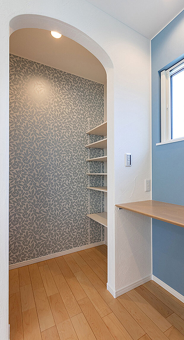 【パントリー 2号棟】キッチン横には便利な可動棚を設置。調理器具までスッキリ収まり、まとめ買いをしても食品の在庫が一目で分かりやすく、取り出しもスムーズです。収納力があり日々のプチストレスを軽減してくれます。