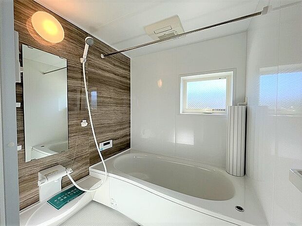 【2LDK＋S】心地よいバスタイムを演出する浴室はゆとりあるサイズを採用。毎日のんびりお風呂に入れます。もちろん浴室換気乾燥暖房機もついているので、梅雨の時期でも寒い冬でも1年中快適なバスルームです。