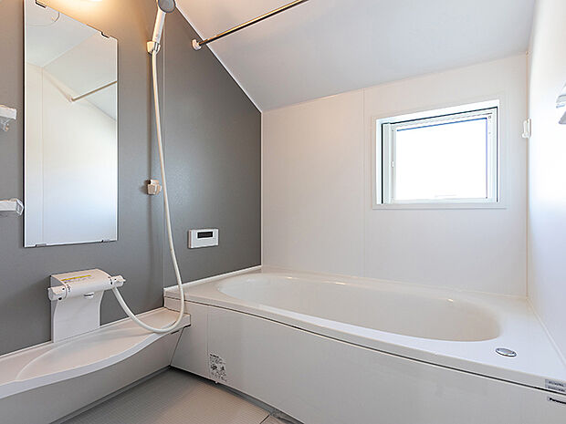 【-】きれいが続く「オフローラ」シリーズ。1坪サイズが標準の広々とした浴室。毎日のんびりお風呂に入れます。おそうじがラクになる「スゴピカ素材(有機ガラス系)」を使用し、浴槽やカウンター・水栓も拭くだけでキレイに。床は隅に目地がないので汚れが落としやすく、防水性の高い「スミピカフロア」。ドアにも工夫があり換気性能とお掃除性を両立。換気口と上部に移動し、ドア縁のパッキンがないからカビが生えにくくなっています。もちろん浴室換気乾燥暖房機も付いているので、梅雨の時期でも寒い冬でも1年中快適なバスルームです。