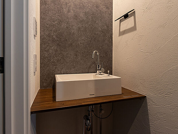 【-】玄関を入ってすぐのところに、小型の洗面ボウルが。冬でも安心お湯もでます。小型の洗面ボウルは、小型の洗面ボウルは、外から帰ってきてすぐに手洗いとうがいができるので、小スペースながら機能的!ウイルスはドアノブから感染につながることもあり、風邪や感染症などの予防になり、いつでも清潔な状態で室内へ。遊んで帰ってきた子供も自然と手洗いが習慣化され、来客時にはわざわざ洗面室を使って頂かなくて済みますね。スタイリッシュなアクセントクロスの色使いも素敵です。