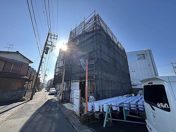 【現地写真(2025.11.29撮影)】「女性にやさしい自然素材の家」をコンセプトに1棟1棟丁寧に作りました。家族が心地よく過ごせるよう、窓を多く取り入れ明るい、そして開放感あふれるリビングなど、快適なプランをご提案します。