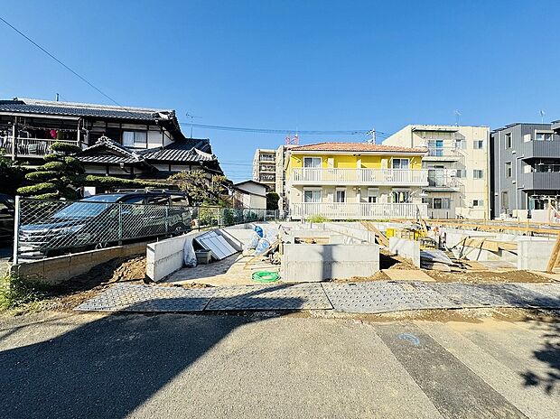 【ブランピュール久地 全3棟 現地写真(2025.10月撮影)】【TAKIHOUSEのこだわり】間取りや部材等が、図面通りに施工されているかを厳しくチェックしていきます。さらに、施工現場を常にきれいに保って周辺住民への心配りも徹底。施工へのこだわりが感じられま