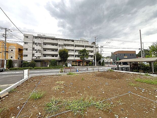 【現地写真(2025年9月19日撮影)】「女性にやさしい、自然素材の家。」をコンセプトに1棟1棟丁寧に作りました。女性が心地よく過ごせるよう、広々としたスペースと多くの窓を採り入れて。明るく、開放感たっぷりのリビングに仕上げております。