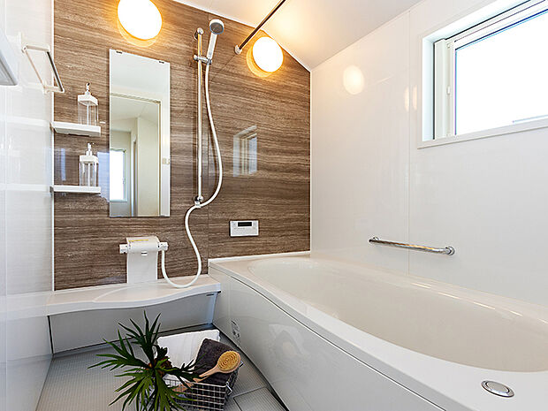 【ー】1坪サイズの足が伸ばせる広いお風呂。毎日ゆったりとお風呂に入れます。きれいが続く「オフローラ」シリーズは、お掃除が楽になる「スゴピカ素材(有機ガラス系)」を使用し、浴槽やカウンター・水栓も拭くだけでキレイに。床は隅に目地がないので汚れが落としやすく、防水性の高い「スミピカフロア」。ドアにも工夫があり換気性能とお掃除性を両立。換気口と上部に移動し、ドア縁のパッキンがないからカビが生えにくくなっています。もちろん浴室換気乾燥暖房機も付いているので、梅雨の時期でも寒い冬でも1年中快適なバスルームです。