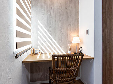 働き方改革やライフスタイルの多様化、在宅勤務が浸透し始めた社会では、「住まい」の重要性は増し、進化を求められています。これからの住宅は、快適な生活だけでなく快適に働くための環境を兼ね備えた「住まい」でなくてはなりません。TAKI HOUSEでは、在宅ワークに使えるテレワークスペースを積極的に取り入れています。カウンタータイプになっているので、心地の良い椅子を置いてリモート会議や資料を揃えての作業に適しています。また、書斎や趣味のスペースとして利用するほか、お子様の学習スペースとしてのご利用にも。 