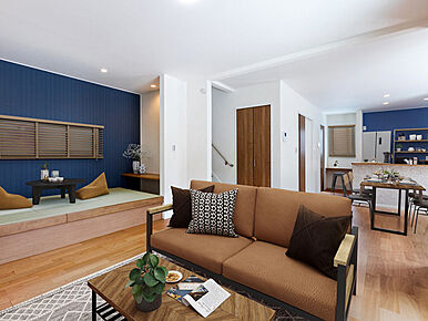 機能性・快適性・効率性・プライベート感を考えた2階LDKの一角には、心地よいタタミコーナーを設置。パナソニック製の「畳が丘」をセレクトしました。お昼寝やこたつを置くスペースに活用したりと、居心地の良いLDKは自然と家族の集まる場所となることでしょう。たたみ下は収納ボックス一体式。引出しになっていて、おもちゃやぬいぐるみなどがたくさんしまえます。また、柔らかい肌触りの畳は赤ちゃんの子守にもぴったりです。和室のように寝転び、ソファーのように腰をかけたり、思い思いの使い方でお寛ぎください。 