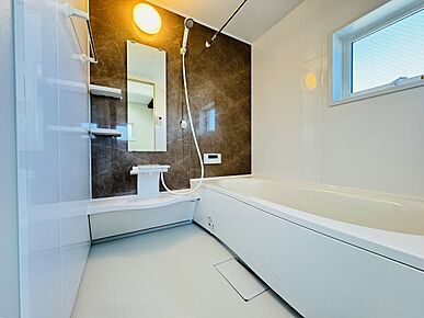 1坪サイズの足が伸ばせる広いお風呂。毎日ゆったりとお風呂に入れます。きれいが続く「オフローラ」シリーズは、お掃除が楽になる「スゴピカ素材（有機ガラス系）」を使用し、浴槽やカウンター・水栓も拭くだけでキレイに。床は隅に目地がないので汚れが落としやすく、防水性の高い「スミピカフロア」。ドアにも工夫があり換気性能とお掃除性を両立。換気口と上部に移動し、ドア縁のパッキンがないからカビが生えにくくなっています。もちろん浴室換気乾燥暖房機も付いているので、梅雨の時期でも寒い冬でも1年中快適なバスルームです。 