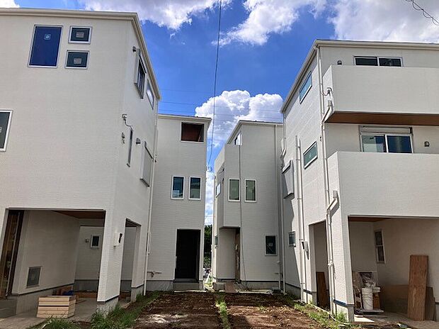 【ブランピュール宿河原 全11棟現地(2025年9月6日)】【TAKIHOUSEのこだわり】間取りや部材等が、図面通りに施工されているかを厳しくチェックしていきます。さらに、施工現場を常にきれいに保って周辺住民への心配りも徹底。施工へのこだわりが感じられます。