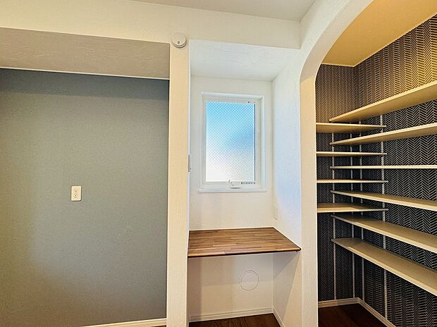 【パントリー・カウンター 1号棟】【パントリー】
キッチン横には便利な可動棚を設置。調理器具までスッキリ収まり、まとめ買いをしても食品の在庫が一目で分かりやすく、取り出しもスムーズです。収納力があり日々のプチストレスを軽減してくれます。
【カウンター】
キッチンエリアに設置された小さなカウンターは、タブレットやPCでレシピを検索したり、でき上がった料理をインスタにアップしたり…。そばにちょっとした作業ができるフリースペースです。簡易的なテレワークスペースとしての利用も可能です。キッチンがより楽しく快適な場所になりそうですね。