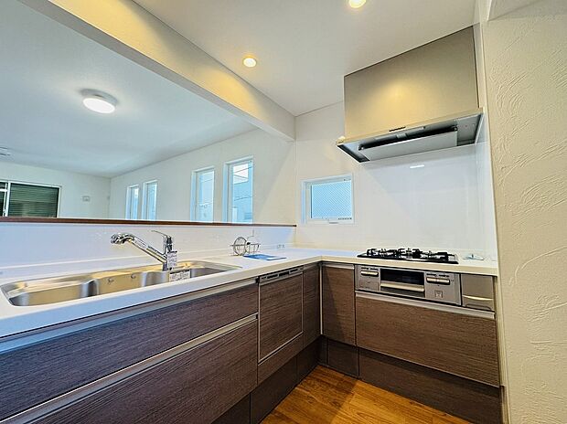 【システムキッチン Panasonic S-CLASS 1号棟】料理を楽しく!人気のL字型のオープンキッチンです。パナソニックの「ラクシーナ」シリーズ。シンクは清潔感があり、傷がつきにくい素材を使用しキレイが長持ち。対面タイプならキッチン内にいながらご家族やお客様との会話が楽しめます。でき上がった料理をすぐにテーブルへ運べるのも嬉しいポイント。調理スペースを広く取りスムーズな動線を確保することで使い勝手の良いキッチンが実現。効率よくお料理を楽しめます。食する料理に家族が舌鼓を打ち、自然と笑いが絶えない空気感がそこに広がります。今日の献立は何にしましょう♪