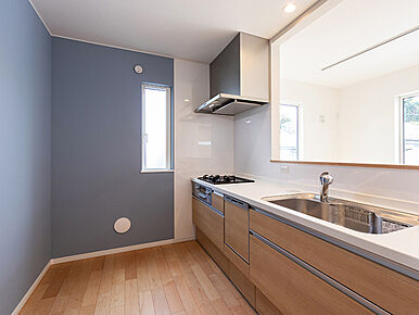 毎日のお料理をもっとラクに、楽しくこなせる、パナソニックの「ラクシーナ」シリーズ。シンクは清潔感のあるベーシックなステンレスタイプで、汚れにくく傷がつきにくい素材を使用し、キレイが長持ち。シンクとカウンターの間は段差を少なくした形状で、お手入れがしやすいスキマレス。汚れがたまりにくい排水口と、ゴミが集めやすく捨てやすいアミカゴを搭載し、洗剤ラックも標準装備。レンジフードは常時換気機能が付いています。調理器具の使用頻度などが考慮された、取り出しやすいオールスライド式のシステムキッチンです。 