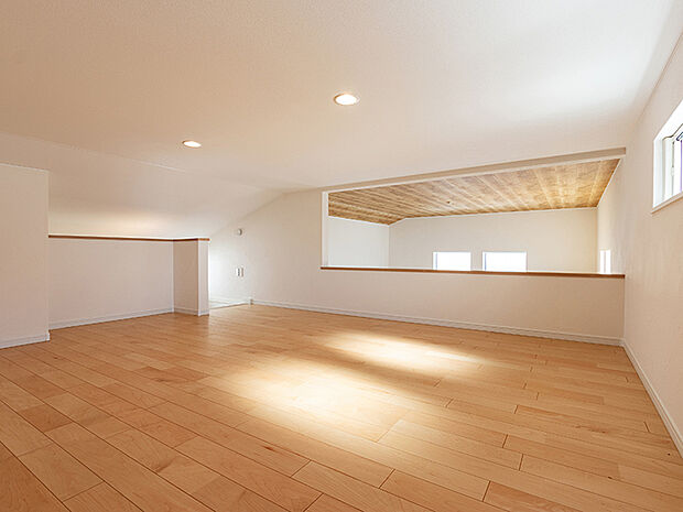 【1LDK2S+大型ロフト】固定階段付のロフトは子供用の荷物置き場として利用するなど用途いろいろ、リビングとタテで繋がっているので断熱性能も高く、子供の遊び場やお父さんの秘密基地にも使えます。