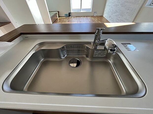 【浄水器 Panasonic製システムキッチン】【浄水器】お水を美味しく、安全に。水そのものの味わいを楽しめてコーヒーや紅茶、お茶の風味が引き立つほか、塩素や有機フッ素化合物など水道水に混入する不純物や有害物質を除去してくれるので体に優しい設備です。