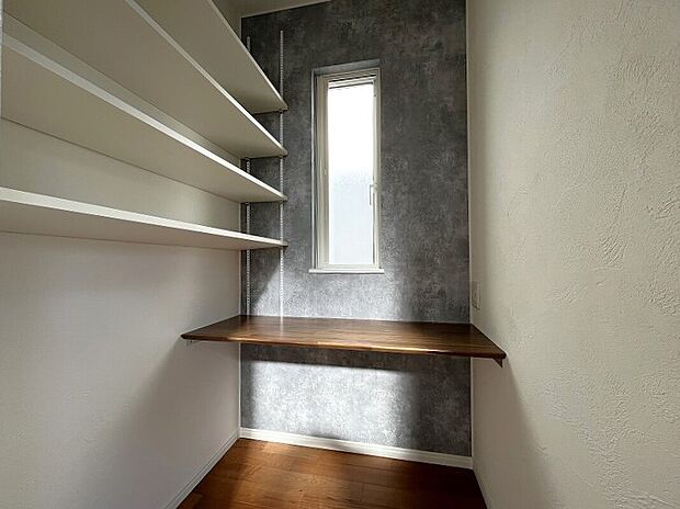 【テレワークスペース】働き方改革やライフスタイルの多様化、在宅勤務が浸透し始めた社会では、「住まい」の重要性は増し、進化を求められています。これからの住宅は、快適な生活だけでなく快適に働くための環境を兼ね備えた「住まい」でなくてはなりません。TAKI HOUSEでは、在宅ワークに使えるテレワークスペースを積極的に取り入れています。カウンタータイプになっているので、心地の良い椅子を置いてリモート会議や資料を揃えての作業に適しています。また、書斎や趣味のスペースとして利用するほか、お子様の学習スペースとしてのご利用にも。