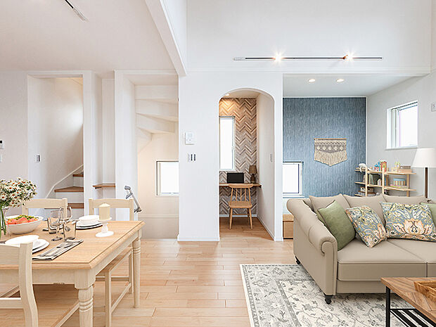 【LDK 現地写真+CG(2024年11月11日現在)】LDKは家族がいっしょに過ごす大切な空間です。料理をしながら家族の息吹を感じる配置のキッチンとダイニング、そして天然木のぬくもりに包まれた明るいリビングが続く、家族のやさしい絆が深まります。