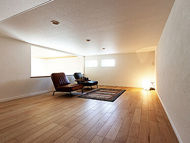 オフシーズンの衣類や普段使わない電化製品などを収納すればお部屋もすっきり片付きます。固定階段なのでお子様が昇り降りするにも安全です。また収納だけではもったいないので、この大型ロフトをホームシアターにしてみませんか。ここは天井が低い事以外は通常の居室と仕様は同じですので、工夫次第で様々な用途でご利用する事が可能です。現在は低価格でも高機能のプロジェクターが多数販売されており、Netflixなどのサブスクを活用するなど、ネット回線があれば外に出なくても、自宅でゆったり映像作品が楽しめます。 