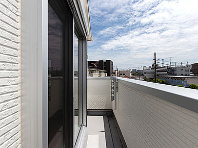 物干しは高さ調整できるタイプですので外から見えなくすることも可能です。オプションにて室内物干しも追加できます。
風を感じに少しバルコニーへ。たっぷりの光を浴び、外気に触れ深呼吸。空との距離が近く感じる、閑静な住宅街に位置し、公園が近くのどかな住環境。四季折々の移り変わりをそばで感じながら、そよぐ爽やかな風に自然の薫りを肌で感じる暮らし。 