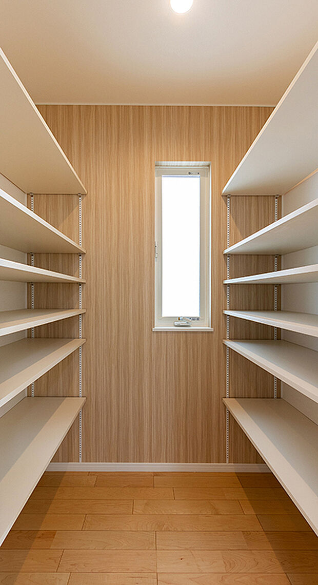 【TAKIHOUSE パントリー(施工例)】キッチンの隣にある食材をたっぷり収納できるパントリーです。万一に備えて備蓄倉庫の役割も。壁一面に設置した棚の高さが変えられるので、家族のライフスタイルに合わせてフレキシブルに変えられる可変空間です。