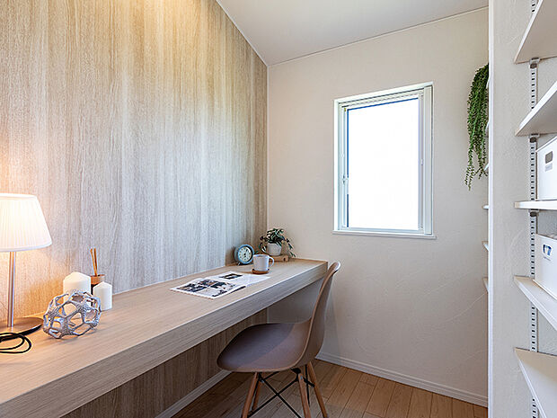 【-】TAKI HOUSEでは働き方の変化に対応するテレワークスペースのある家を提案。在宅ワークに使えるテレワークスペースを積極的に取り入れています。カウンタータイプになっているので、心地の良い椅子を置いてリモート会議や資料を揃えての作業に適しています。働き方改革やライフスタイルの多様化、在宅勤務が浸透し始めた社会。「住まい」の重要性は増し、進化に対応した住まいを提供しています。
また、書斎や趣味のスペースとして利用するほか、お子様の勉強机にもなるのでリビング学習としてのご利用にも最適です。(施工例)