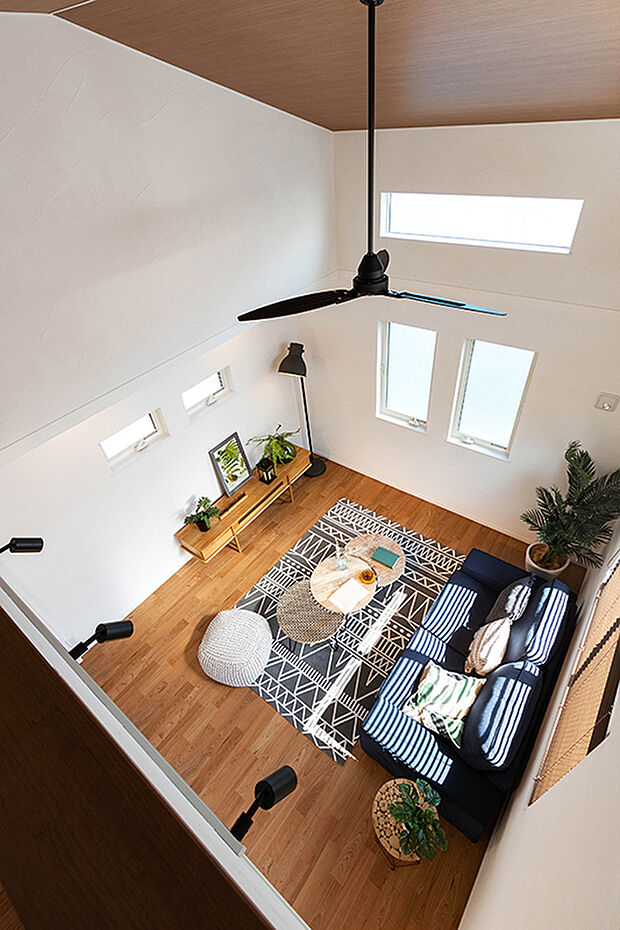 【-】リビング上部の開放的な吹き抜け。窓の多いデザインも2階リビングのメリットのひとつ!陽当たりが良くプライバシーも保たれ、やわらかな陽光が隅々まで届きます。冬でも2階リビングにいると暖かいです。