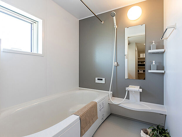 【TAKIHOUSE×パナソニック　システムユニットバス】1坪サイズが標準の浴室。広々としていて、毎日のんびりお風呂に入れます。もちろん浴室換気乾燥暖房機もついているので、梅雨の時期でも寒い冬でも1年中快適なバスルームです。