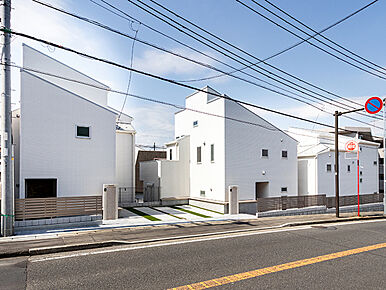 抜けるように白い「ブランピュール」は、いつまでもそのまぶしい美しさを維持できるよう、セルフクリーニング機能付きのサイディングを使用しています。片流れの屋根にシンプルかつスタイリッシュな見た目は、都会的な街並みにも緑の多い場所にもピタリとマッチするデザインです。 