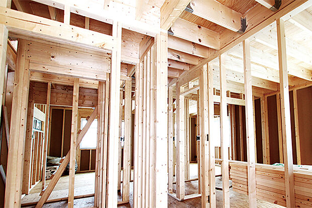 【TAKIHOUSE■建物は独自に進化させたハイブリッド2×4】床・壁・天井を「面」で支えるため地震や風に強く、隙間ができにくいので気密性や断熱性にも優れた「2×4工法」。
当社では、さらに外壁パネルに構造用パーティクルボード材を、床にはねじれやゆがみが出にくい「剛床工法」を採用することで、耐震性・耐火性・耐水性をUP。
どんな“もしも”においても快適な住まいが守れるよう改良を重ねています。工法・材質にもこだわりを気密性が高く火が燃え広がりにくい2×4工法。壁内部には石こうボード、断熱材は不燃性のグラスウールを使用し、防火力を高めています。（当社施工例）
