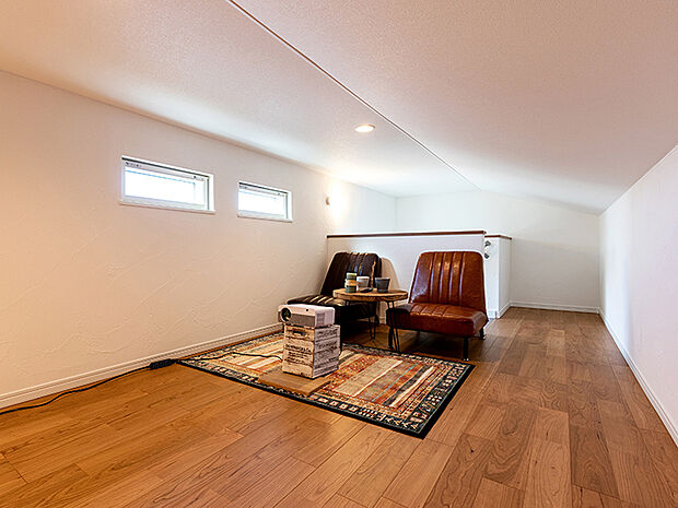 【-】マイホームに趣味のスペースを。TAKI HOUSEでは固定階段で上がれる大型ロフトを採用しております。このロフトスペースは倉庫として使用する方もいらっしゃいますが、天井が低い事以外は、通常の居室と仕様は同じですので、工夫次第でさまざまな用途でご利用する事が可能です。例えば、ルームシアターにするのはいかがでしょう。現在は低価格でも高機能のプロジェクターが多数販売されており、Netflixをはじめとしたサブスクが充実しているので、ネット回線があれば外に出なくても、様々な映像作品が楽しめます。