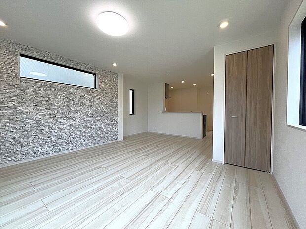 【リビングダイニング】家族と過ごすひと時を溢れる光が優しく包み込むリビングダイニング。家族とともに、心穏やかに過ごすひととき。家族との時間、自分の時間を大切にできる空間がここにあります。