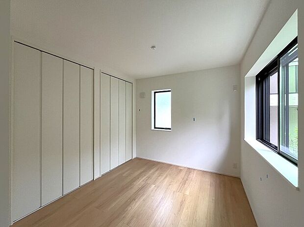 【-】1日の疲れを癒し、心地よく寛げるよう十分な広さを確保しています。プライベートタイムをより優雅に穏やかに…。落ち着いた雰囲気を紡ぎます。