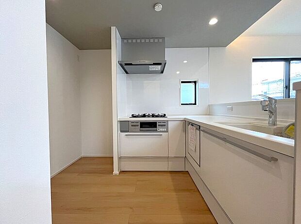 【キッチン】機能性とデザイン性をを兼ね備えたL字キッチン。効率よく調理できます。日々のごはんに家族が舌鼓を打ち、自然と笑みがこぼれる空間。毎日の料理時間が楽しくなるスペースです。今日の献立は何にしましょう♪