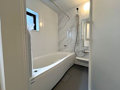 足を伸ばして入れる１坪タイプ！1日の疲れを取り心身を癒すことができる住まいの中のリラクゼーション空間。汚れが目立ちづらく、スタイリッシュな配色でリッチなバスタイムを送れそう。
窓があり換気がしやすいのもうれしい設計。こどもが小さいうちは、親子の絆を深める貴重な場でもあるお風呂。密着できる空間が快適だと、よりコミュニケーションが深まりそうですね。 