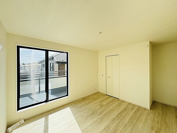 【2号棟洋室】採光もアクセントの一つとして。プライベートルームにはやさしい光が射し込んでいます。ご家族のお部屋にするのも良し、又音楽を聞いたり、思いっきり趣味を楽しむなど一人の時間も過ごすのにも。