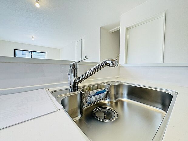 【浄水器】キッチンには浄水器を標準装備。最近は水を飲むという場面以外にも料理で使用したり、野菜を洗う場合もキレイな水で洗いたいという人が増えてきています。