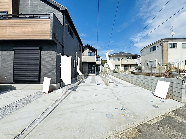 【2号棟駐車スペース】駐車スペースは縦列2台分。車を使う方には嬉しいスペース。又、車をお持ちでなくてもパーソナルスペースとしてご活用できるのでは。駐車場代が発生しないって家計に嬉しい♪