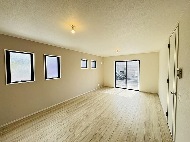 【1号棟LDK】快適に過ごす条件は、一人一家族ごとに違います。飾り過ぎないシンプルな内装と偏り過ぎないデザインで統一しております。居住していく中でオーナー様だけの【マイホーム】に創り上げて下さい。