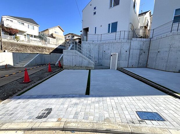 【現地写真(2025.11.29撮影)】西側道路6.5m。
快適な住まいを追求する中で導き出した一つの答えが『女性の願いをかなえる優しい住まい』。同物件ではそのノウハウとアイディアを、一級建築士事務所によって、洗練されたデザインを融合。