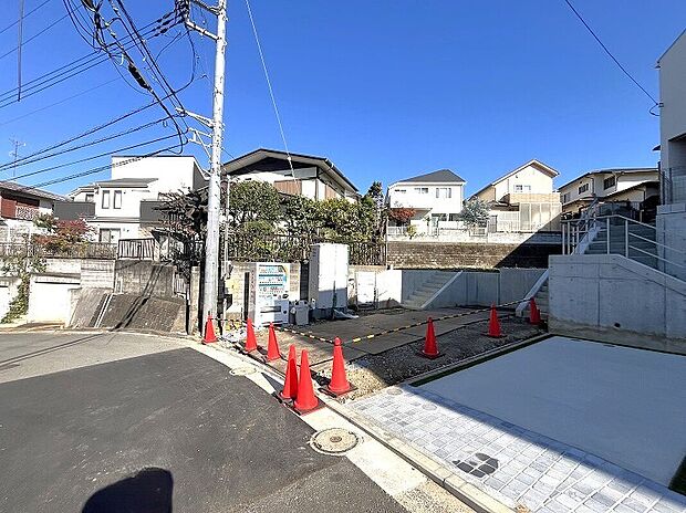 【現地写真(2025.11.29撮影)】ただ今 心を込めて施工しています。賢く健やかに、お子さんの成長を見守る自然素材。機能性重視、流れるような家事動線と子育て目線のアイデア満載プラン。女性目線のきめ細やかな優しいプランニング。