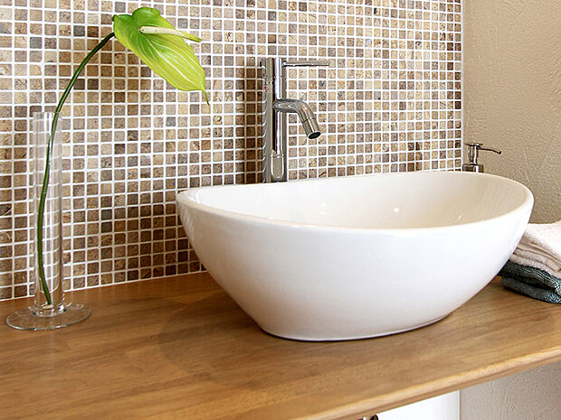 【1階小洗面(施工例)】玄関を入ってすぐのところに、あると嬉しい洗面コーナーを設置しました。子供も外から帰ってきてすぐに手洗いとうがいができるので、毎日自然と習慣付き、風邪や感染症の予防になります。いつも清潔な状態で室内へ。