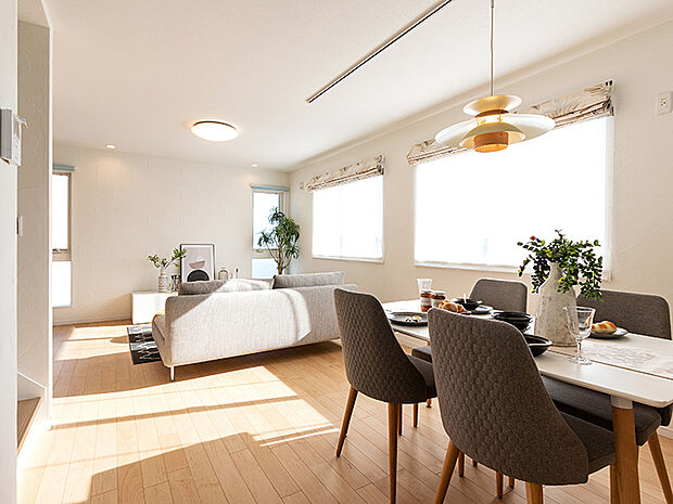 【リビング・ダイニング(施工例)】人気のオープンキッチンを採用し、家族とコミュニケーションがとりやすい配置なので、小さなお子さんがリビングにいても目が届くので安心。