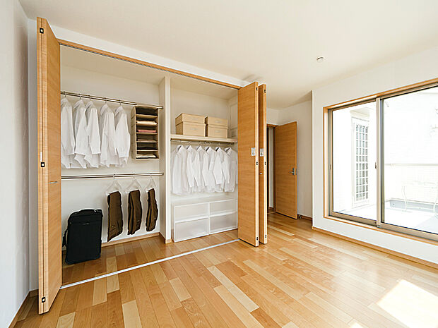 各居室に設えたクローゼットは、棚やハンガーパイプが付いた使いやすい設計。ワードローブをスッキリ収納できます。普段使わない季節用品やトランクなど、大きなものもラクラク収納できます。収納扉が横へスライドするので、ぜひ現地で確かめてみて下さい。