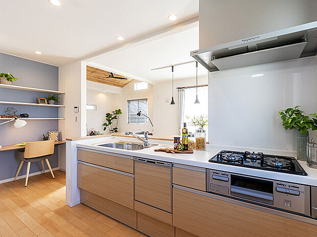 毎日のお料理をもっとラクに、楽しくこなせる、パナソニックのシステムキッチン。シンクは清潔感のあるベーシックなステンレスタイプで、汚れにくく傷がつきにくい素材を使用し、キレイが長持ち。シンクとカウンターの間は段差を少なくした形状で、お手入れがしやすいスキマレス。汚れがたまりにくい排水口と、ゴミが集めやすく捨てやすいアミカゴを搭載し、洗剤ラックも標準装備。レンジフードは常時換気機能が付いています。調理器具の使用頻度などが考慮された、取り出しやすいオールスライド式のシステムキッチンです。