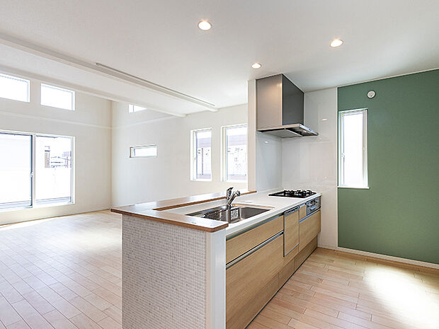 【キッチン(施工例)】食事の受け渡しが楽にできる明るい対面式キッチン。オープン型キッチンは、リビングやダイニングが壁で遮られていないので、 広々とした開放感のある空間が実現。ご家族やお客様との会話が楽しめます。